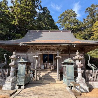 本堂の脇には、二羽の鶴がいます