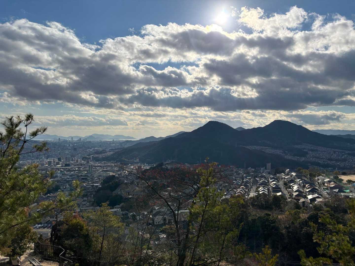 本堂左側の細い山道を登ると多宝塔に出る
ここからは目の前に武田山と火山がどーん！
その向こうに広島湾