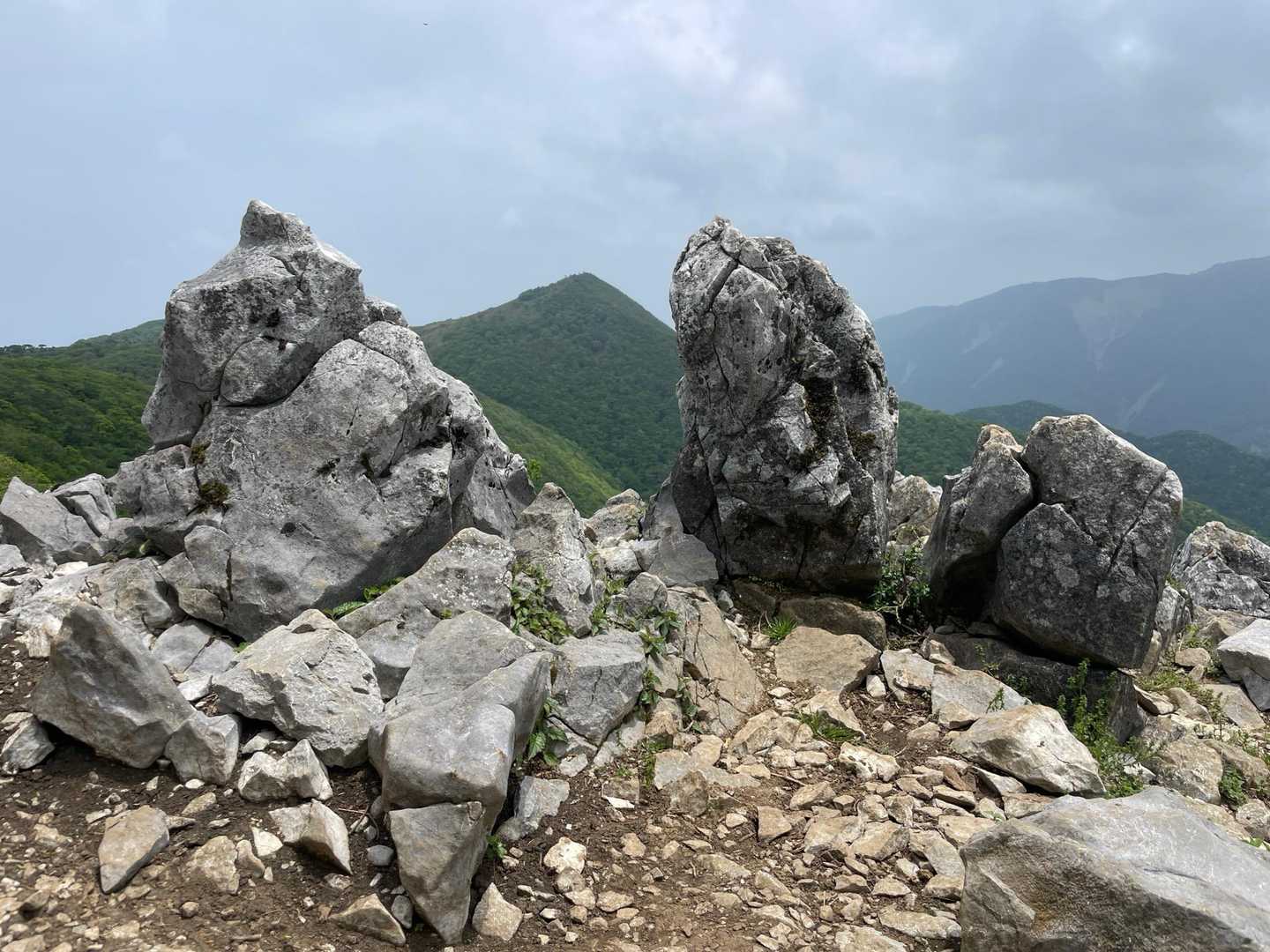 岩と岩の間に藤原岳😊