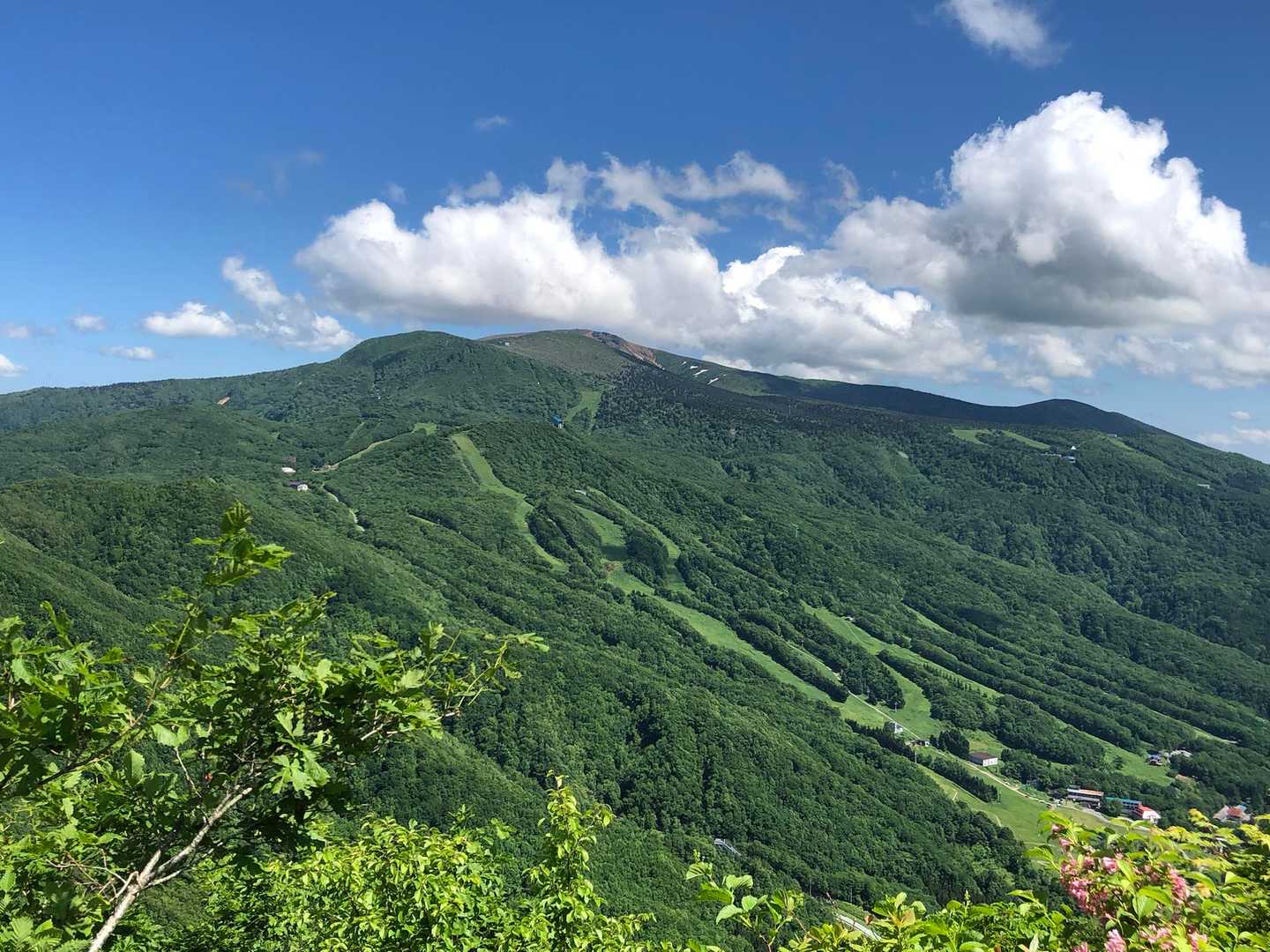 山頂から蔵王を一望