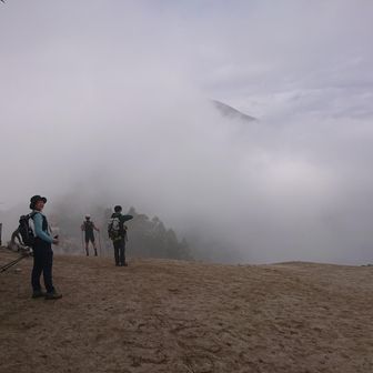 山頂の砂浜、天空のbeachなれぬ「雲中の砂浜」、雲の切れ間に一瞬、甲斐駒ヶ岳？