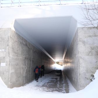 高速の下を通って・・
