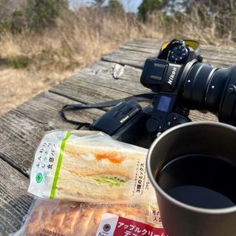山頂で朝ごはん
海の音 風の声を聴きながら😊