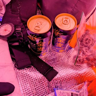 風と寒さと何も見えないので写真も撮らず、そんなこんなでキレット小屋までついてツェルト設営して、早速ビールの巻。