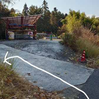 建設会社の資材置場っぽい所が見えたら左へ