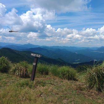 三角に見えてる高見山
右に曽爾高原