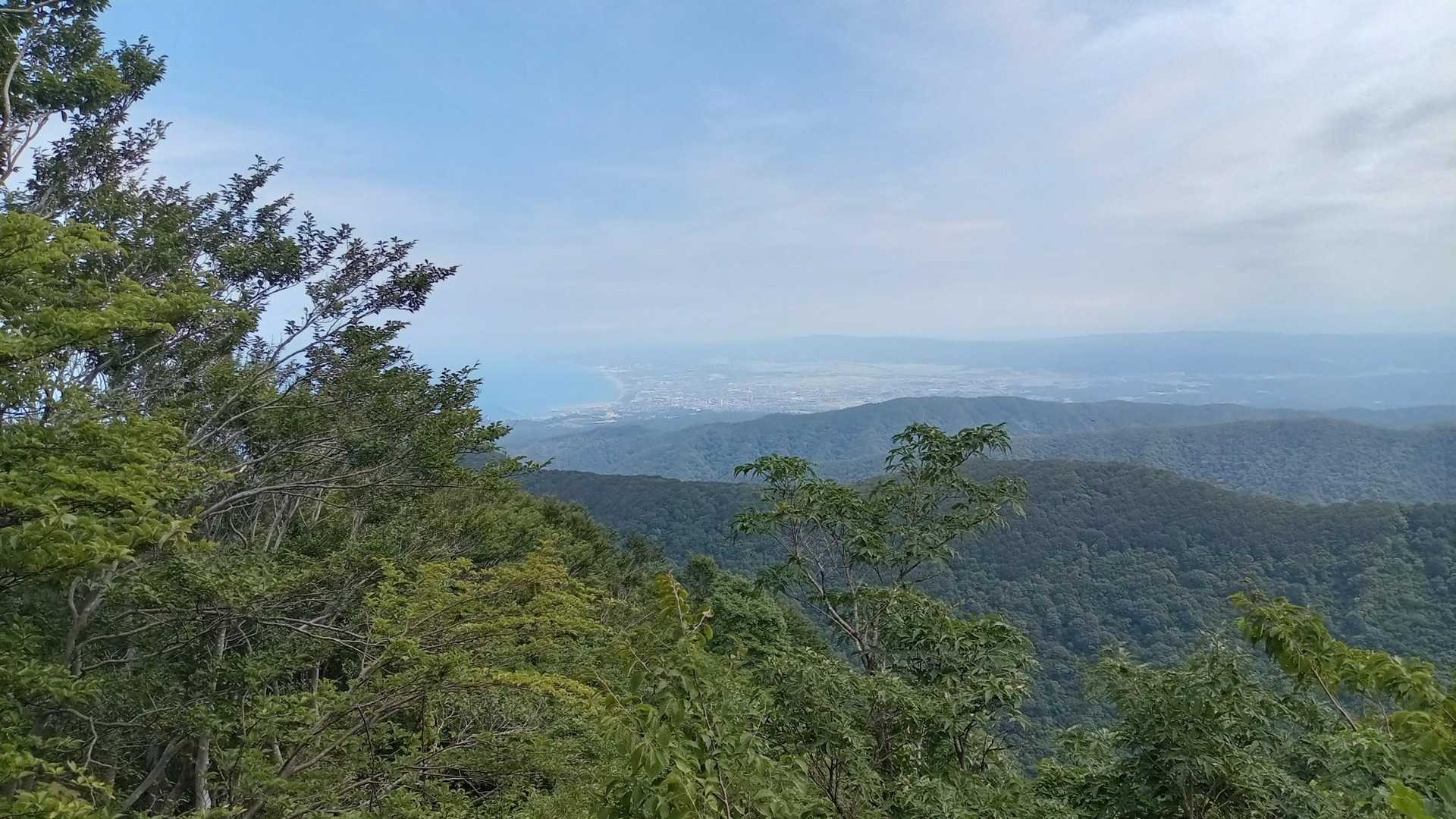正面海岸沿いに見えますのが、7基の原子炉を持つ世界最大規模の原子力発電所でございます