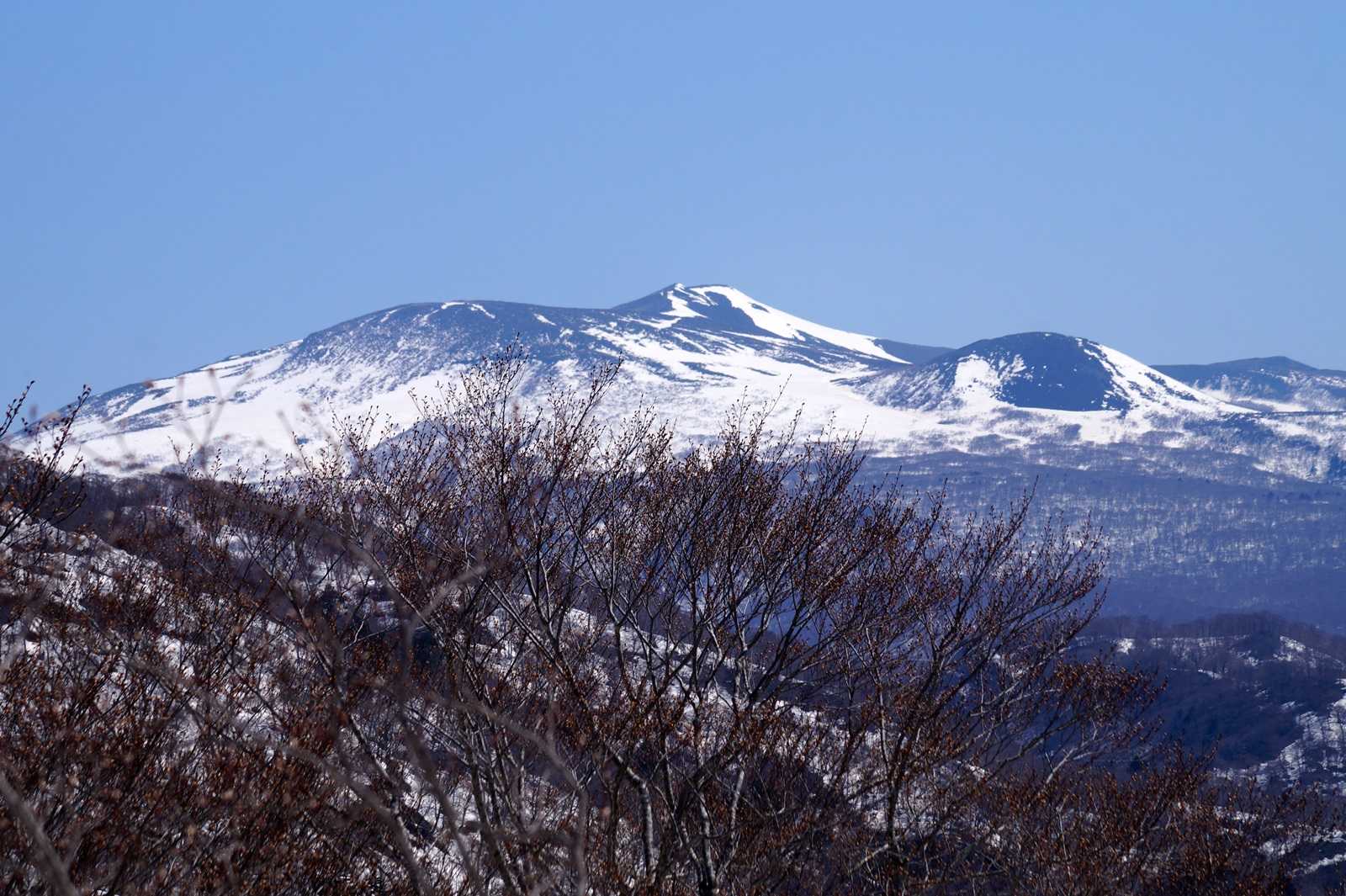 栗駒山が見えてきた。
この方角からは見慣れない山容の栗駒山だ