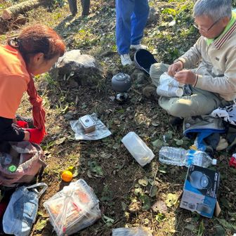 坊津山の会の女性二人が弁当を担ぎ上げてくれた