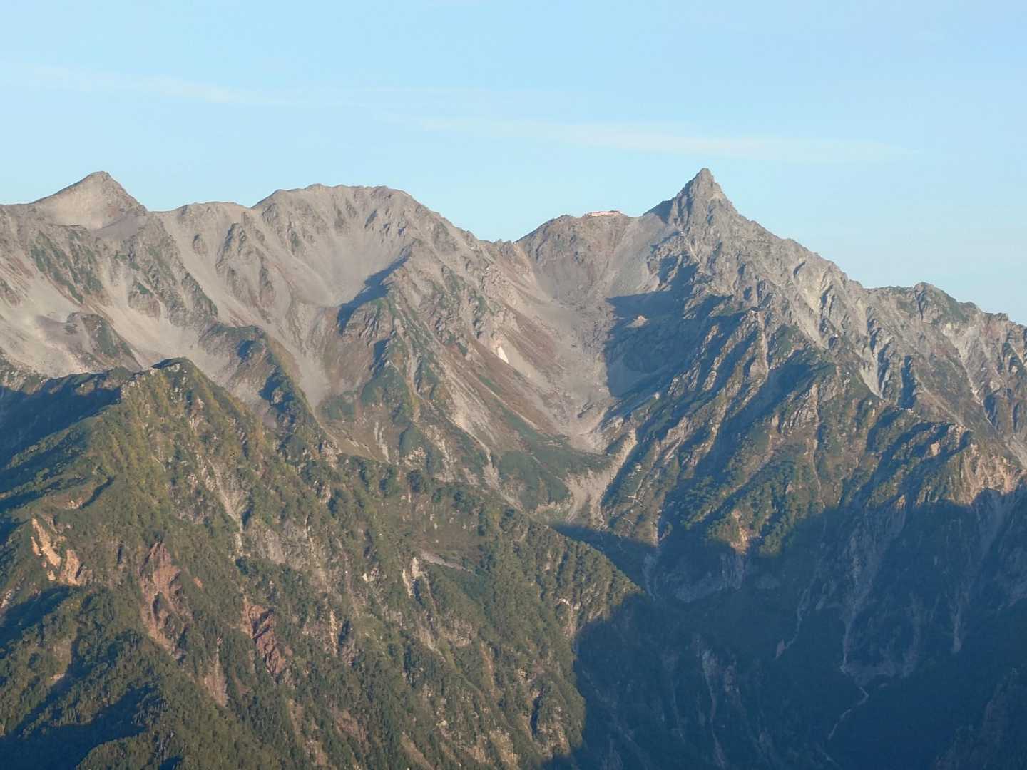 蝶ヶ岳 | 苔むした森を抜けてなだらかな稜線に立てば、槍・穂高連峰の大パノラマの写真
