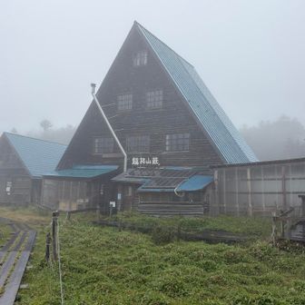 青い三角屋根の縞枯山荘さん