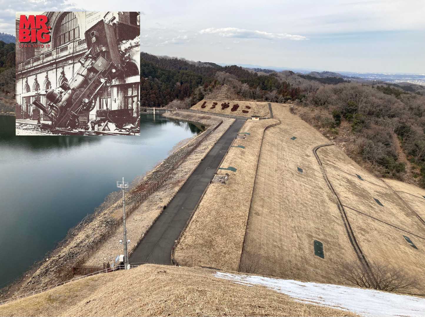 城山湖の堤体。このダムの名前は本沢ダムで、城山ダムではありません。城山ダムは津久井湖のダムの名前です。