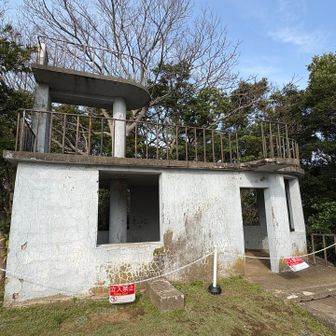 島の一番高い所に監視所。ショッカーの基地