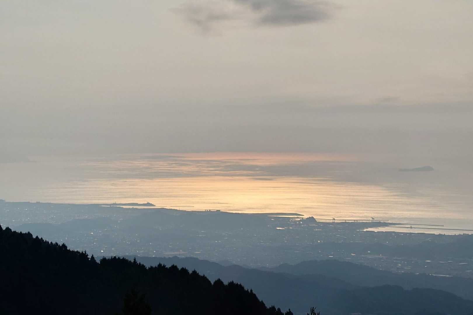 キラキラ光る伊予灘方面の海🌊✨
晴れてると佐田岬まで見えることもあるそうです。