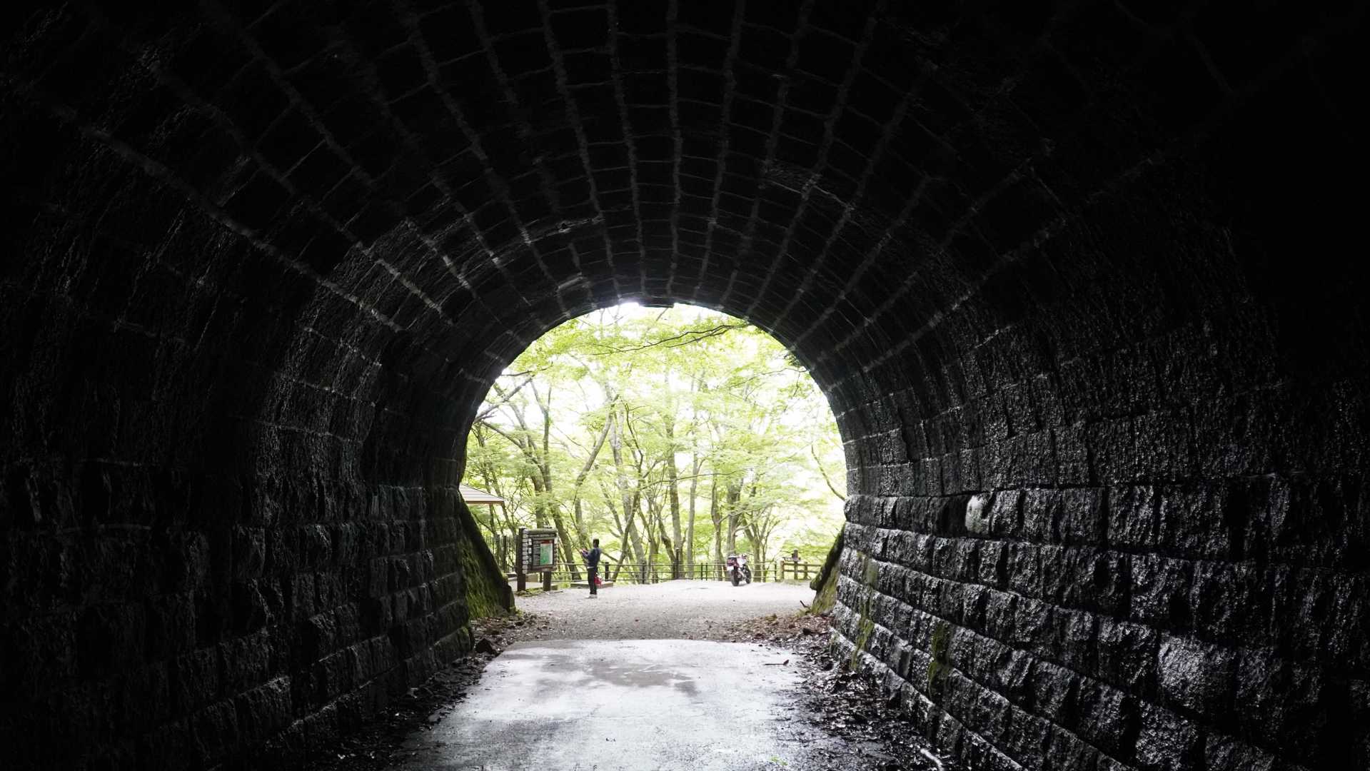トンネルは疲れた登山者を労るかのようにひんやりと涼しい、心地よいものであった。