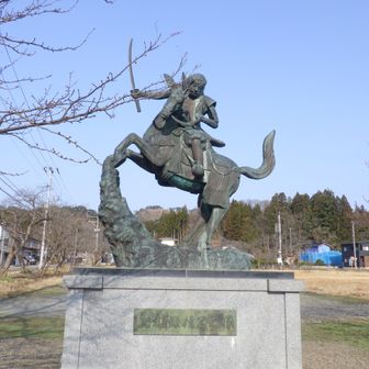 上杉謙信公銅像と春日山