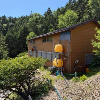 何年も無人のキレット小屋🛖　
もちろん避難小屋じゃないので
中には入れません。

それと水場💦マークのあるここですが、
濁った水がちょろちょろしかないので
赤岳➡️青年小屋までは水場所は無いと
思って登山を心がけて下さい。