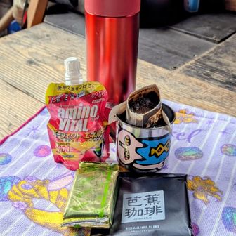 避難小屋で休憩☕
行動食しか持ってない🤤
全然足りない💧
おなかすいた〜🐷