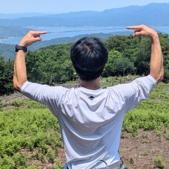 トム
あ〜、これ？
これは、天橋立です。

八郎
かの有名な天橋立が見下ろせるなんて
由良ヶ岳って、素敵なお山なんですね。