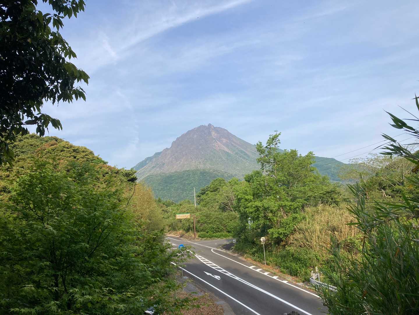 登山口から見る平成新山、カッコイイ✨