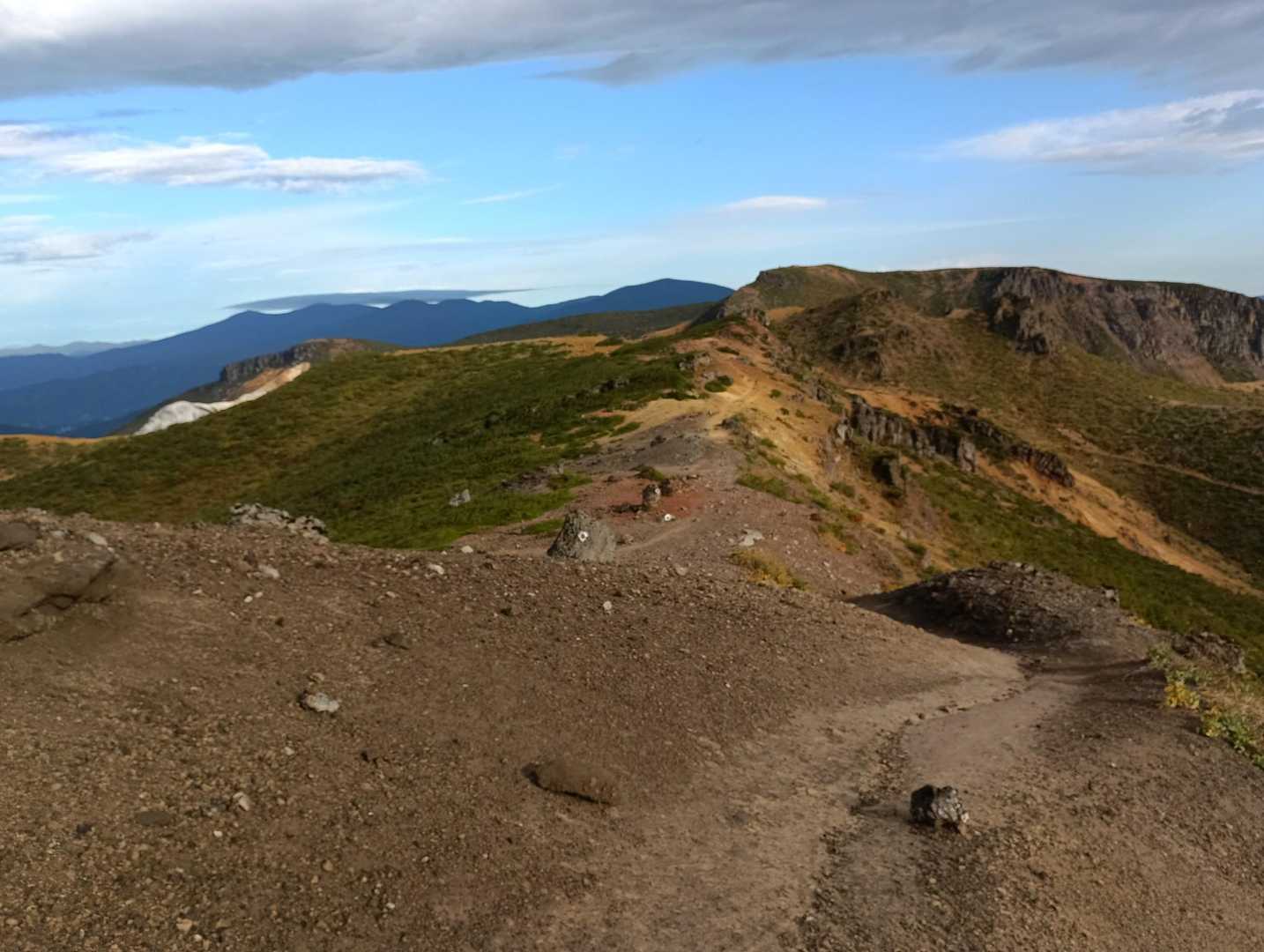 こっちから下山しよー