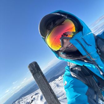 ようやく地蔵山頂　眩しくてサングラスの上から、ゴーグル付けた