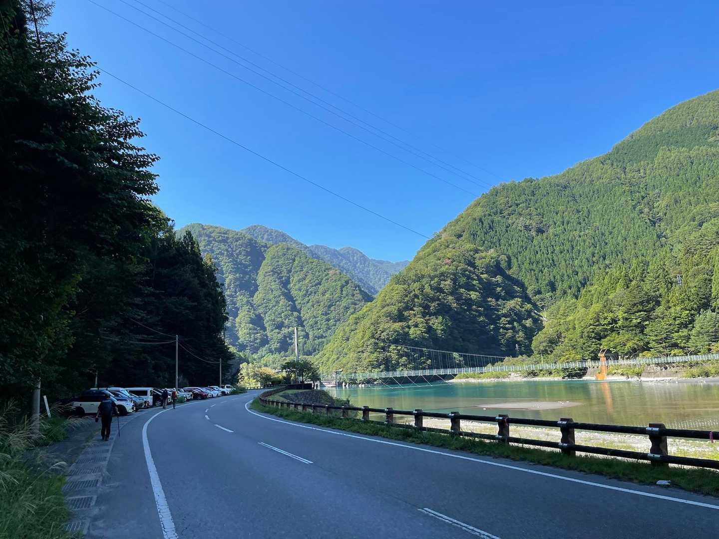落石の恐れがあるので、駐車しないでって書かれたエリアにも沢山車が。さすが土曜日。

笹山から下山すると、あの吊橋から戻るらしい。