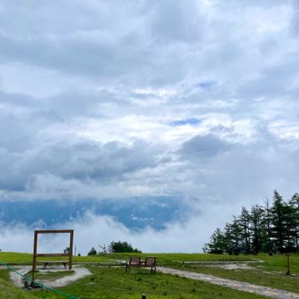ゴンドラ山頂駅で少し休憩
雲の向こうは八ヶ岳方面
向こうはガスガス真っ白なんだろうな…
また次の機会によろしくねー♪

この後ポツポツきたので急いでみたけどすぐに雨雲に追いつかれて傘をさしてゲザンヌ☂️