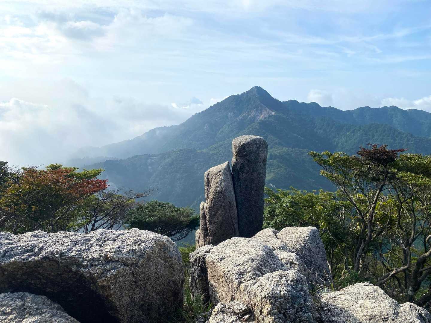 天さし岩👆

あれに見えるは鎌ヶ岳😀
鈴鹿のマッターホルンと言うらしい

確かにカッコいい👍