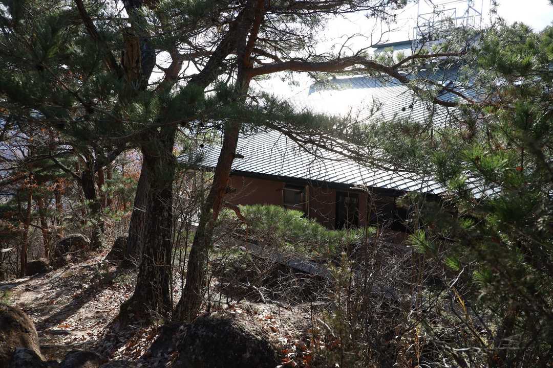 弥勒館の横を通過