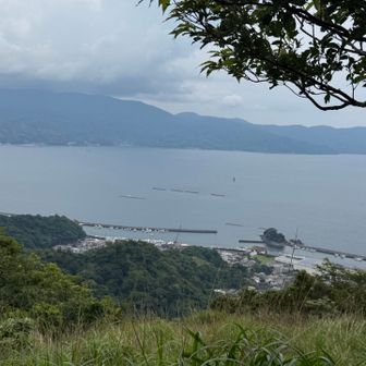 志下山からの眺望
あの防波堤に連なっている島は「瓜島（うりしま〕」といい、明治時代に西郷隆盛の弟、西郷従道の別荘があったことから、地元では「西郷島」と呼ばれているそうです。