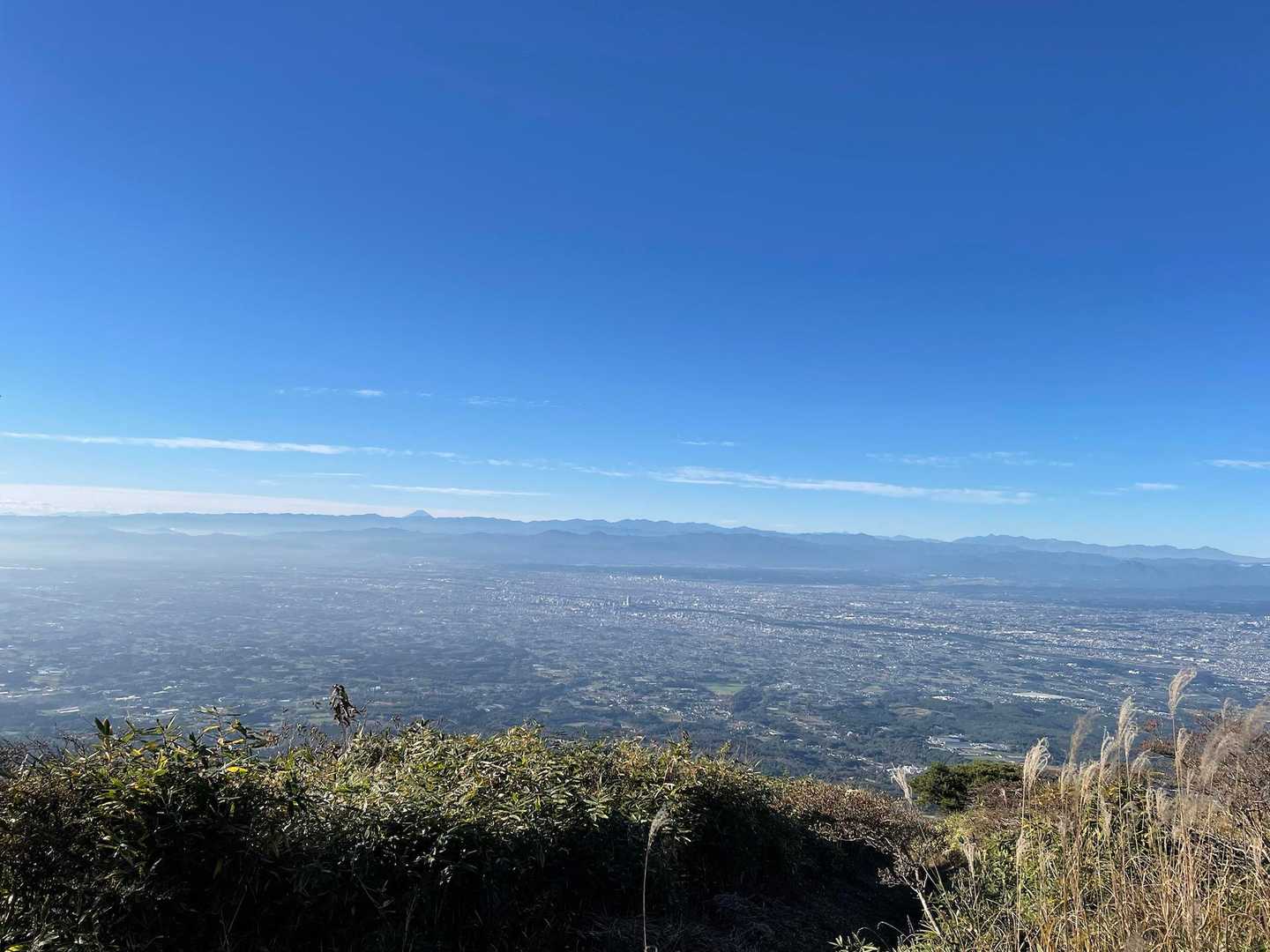 鍋割山 | 山頂に広がる大パノラマ、木漏れ日と岩肌の楽しめる初心者コースの写真