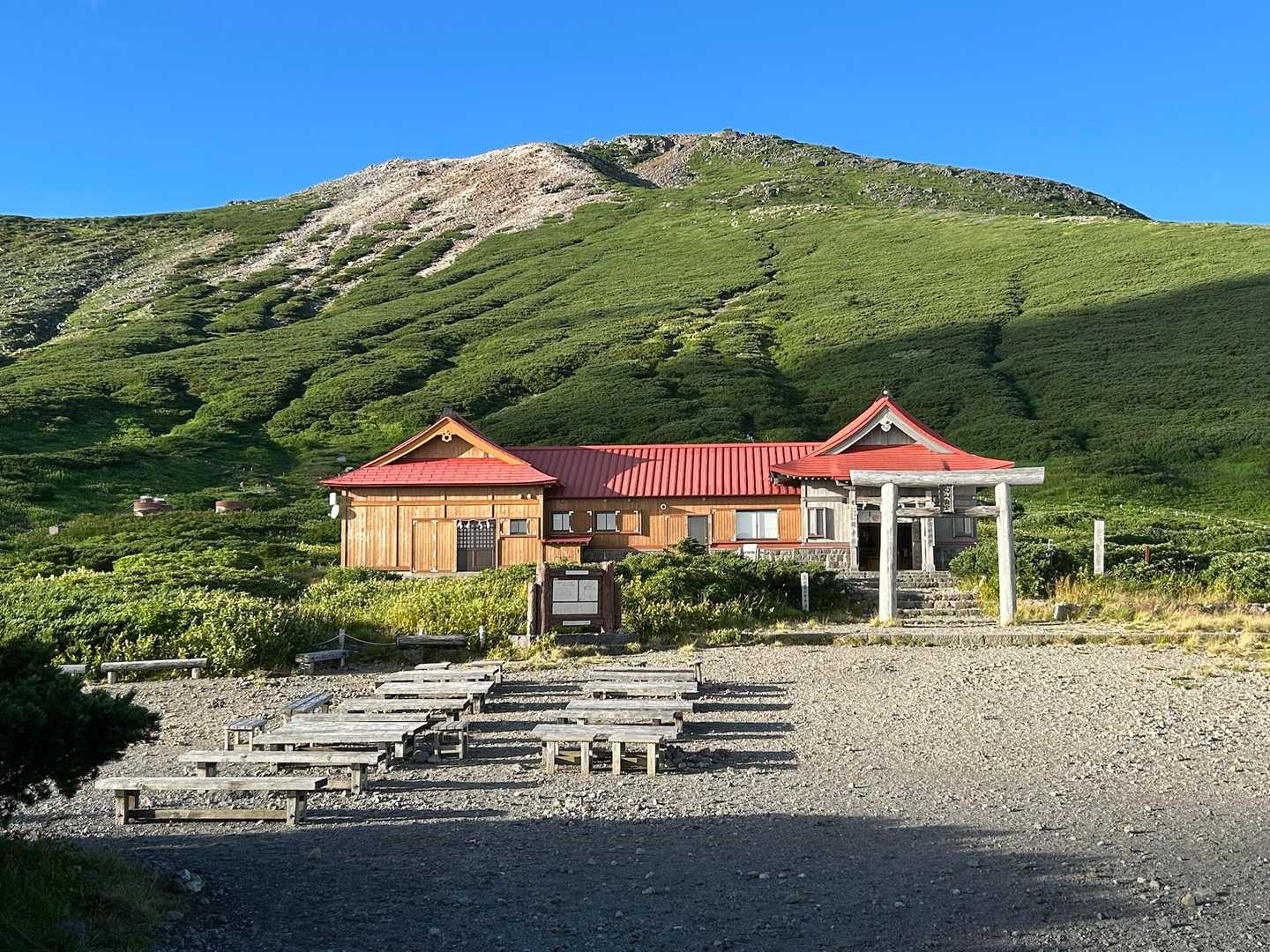 砂防新道コース | 夏には高山植物が咲き乱れる、信仰の歴史を宿す美しき霊山への写真