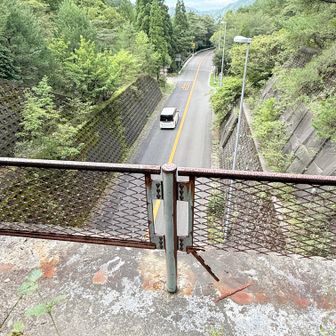 武平トンネル出口上部。