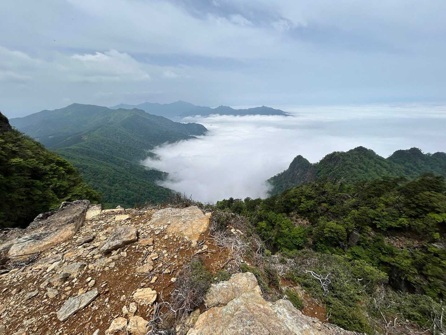 雲海越しの大障子岩、祖母山