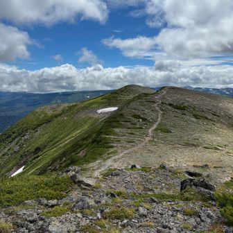 小泉岳方向に少し進み、緑岳を振り返ってみました。