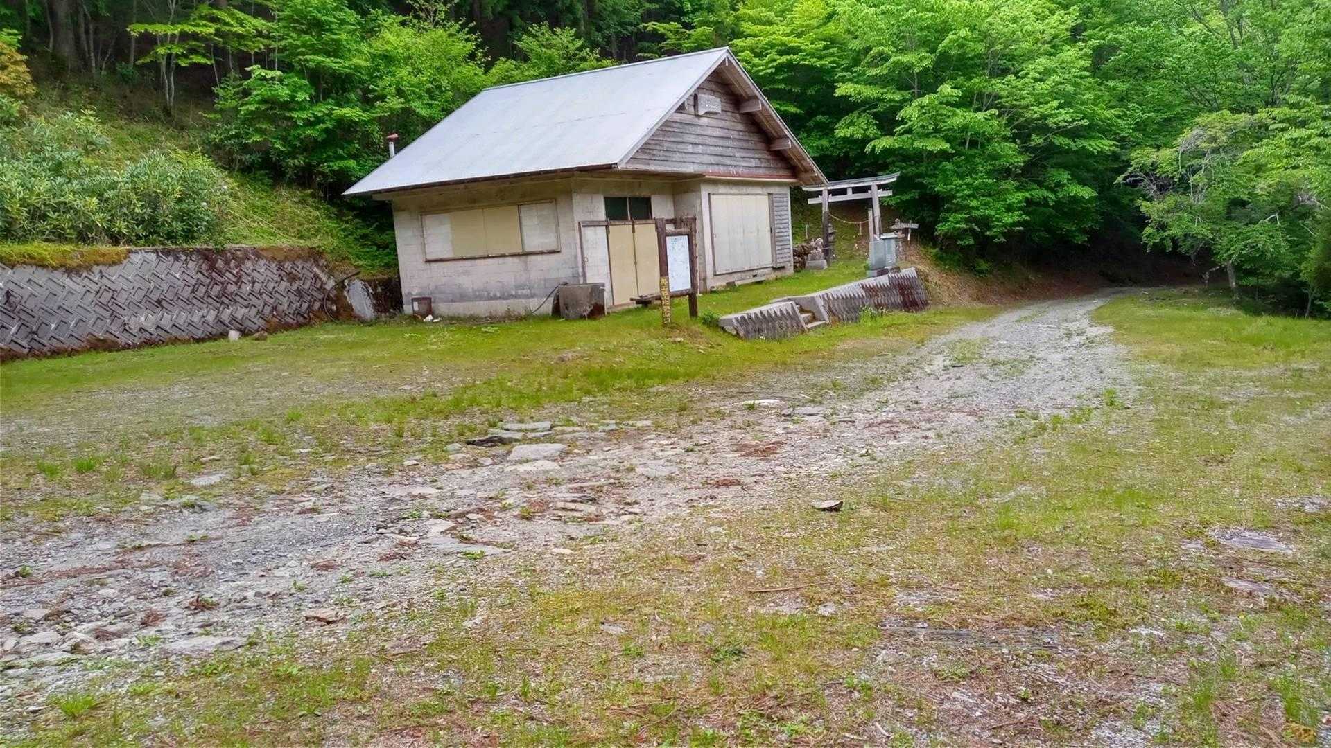 工石山荘…こちらの駐車場🅿️に車を停めスタートしました🚶