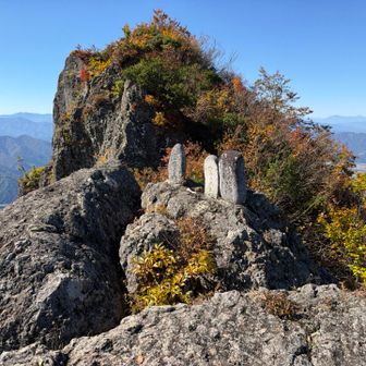 石塔の隙間にあったのは、御嶽神社と彫られた大きな石。
地震で落ちたのかな？