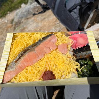 大天荘でお願いしたお弁当！チラシ寿司に錦糸卵、鮭、鰯の甘露煮、昆布巻き、お新香。
デパ地下デリです❣️
ご飯が多かったので、食べきれなかった分は持っていたラップでおにぎりに。
ここは日差しが強かったー。食べたら蝶槍へ向かいます。