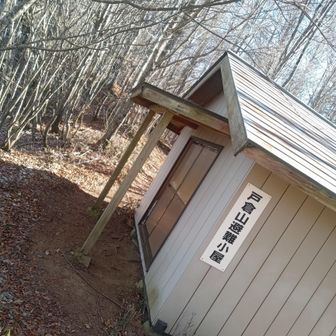 東屋の前を通り南峰へ