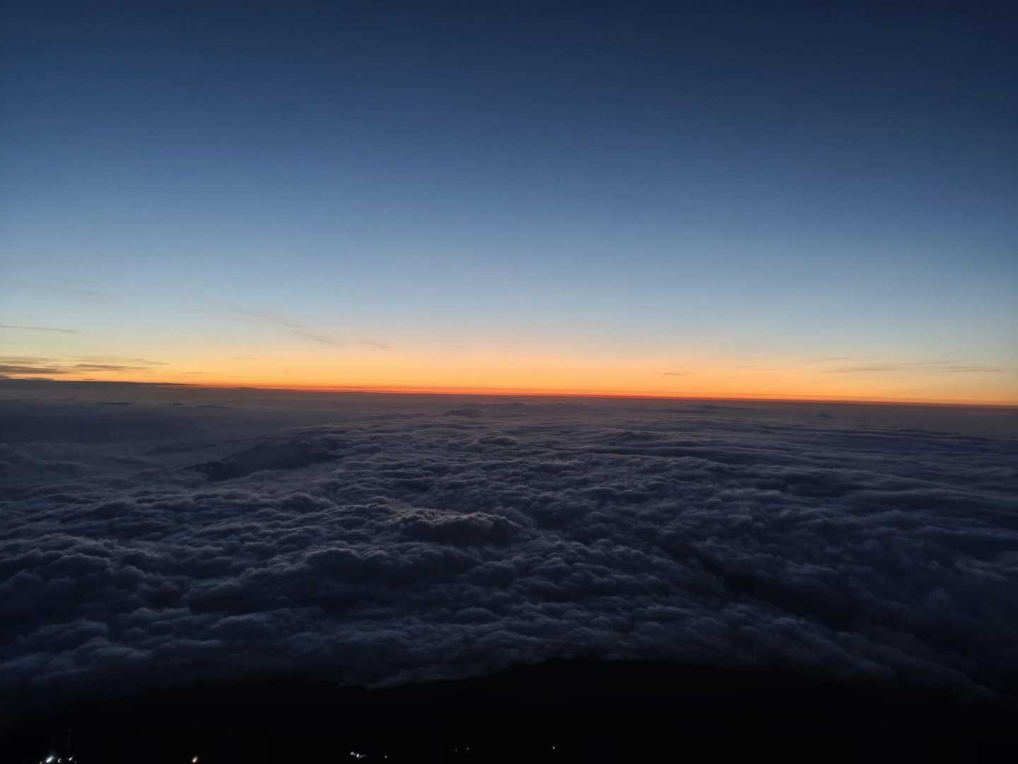 日の出までもう少しですが山頂のご来光は諦めます