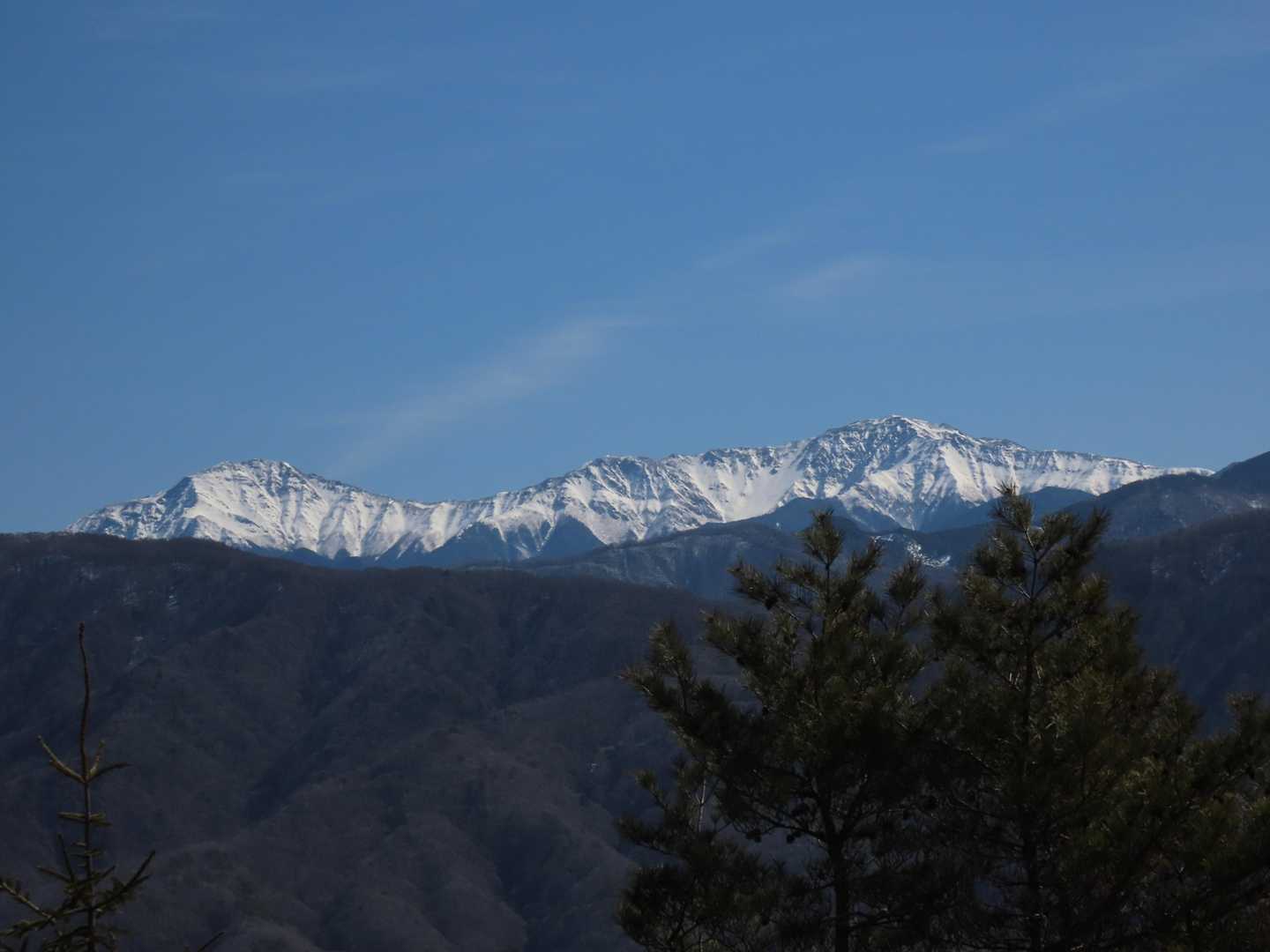 尾根の向こうには北岳から間ノ岳