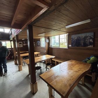 肩の小屋内部
