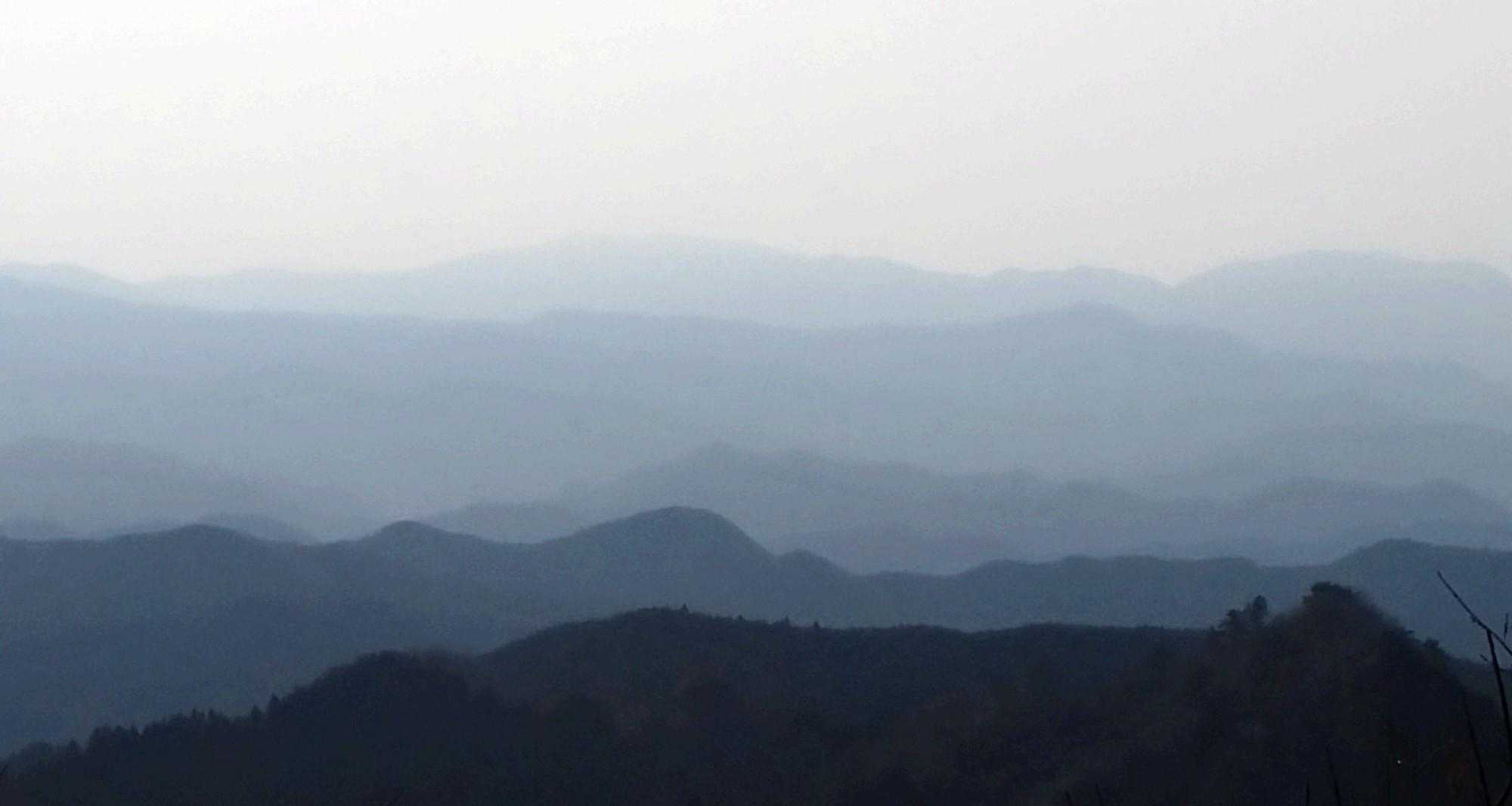 幾重にも重なる山々！綺麗やわ～、少しモヤってるから水墨画みたい。見とれてしまいました😃。
山が深い、THE 紀伊山地の山！ですね。
 因みに一番奥の山並みは台高山脈です～🎵。