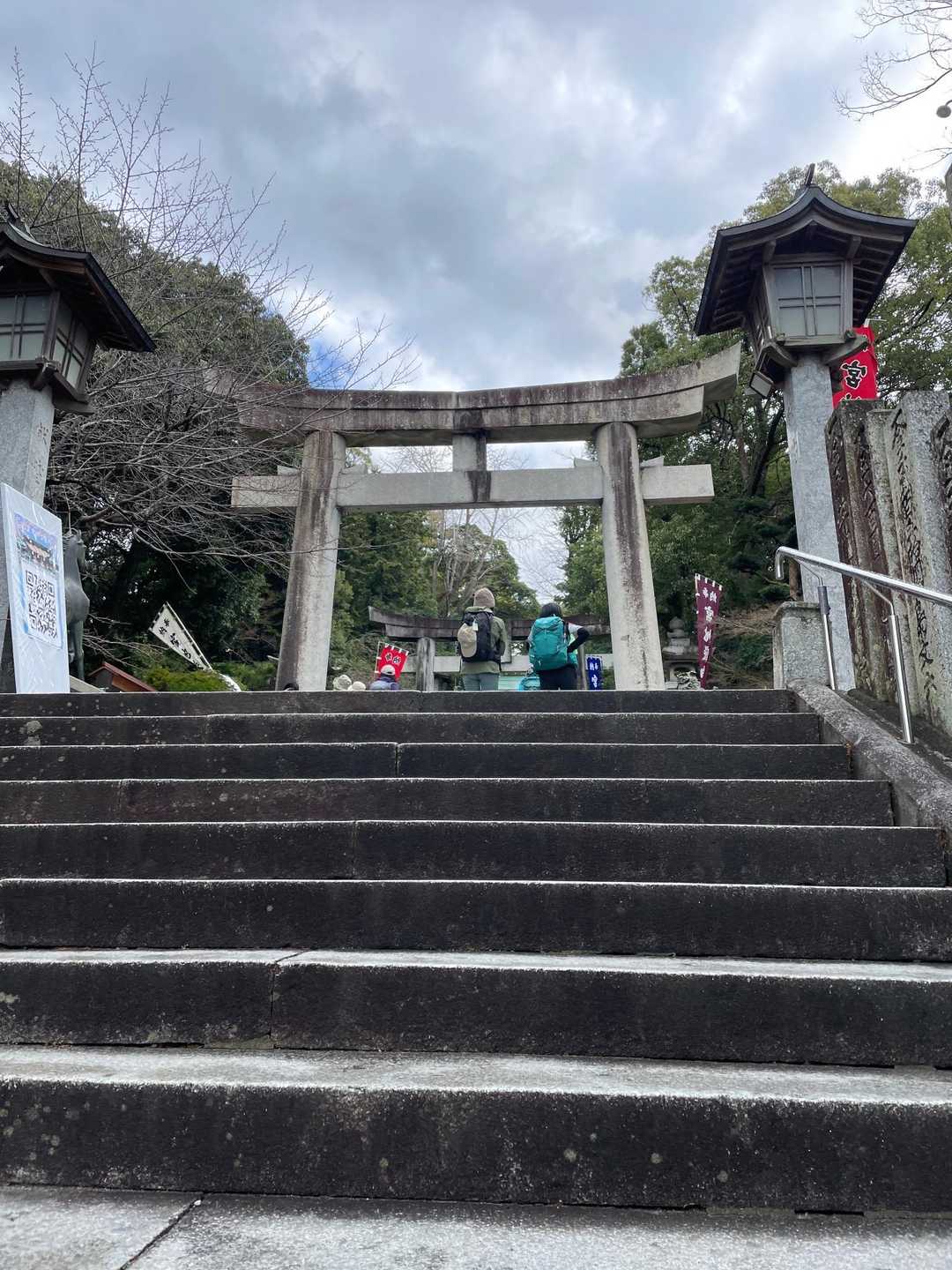 今日は生憎の曇り空ですが、
嵐のCMで有名になった光の道を上がっていきます♪