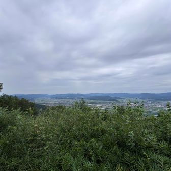 頂上着。真備方面。涼しくなったけど汗だく💦