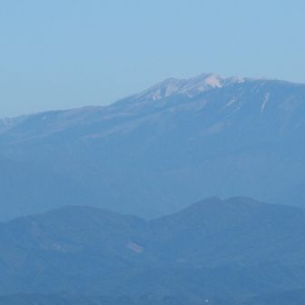 以下は35mm換算200-600mm望遠撮影。立山らしい。
