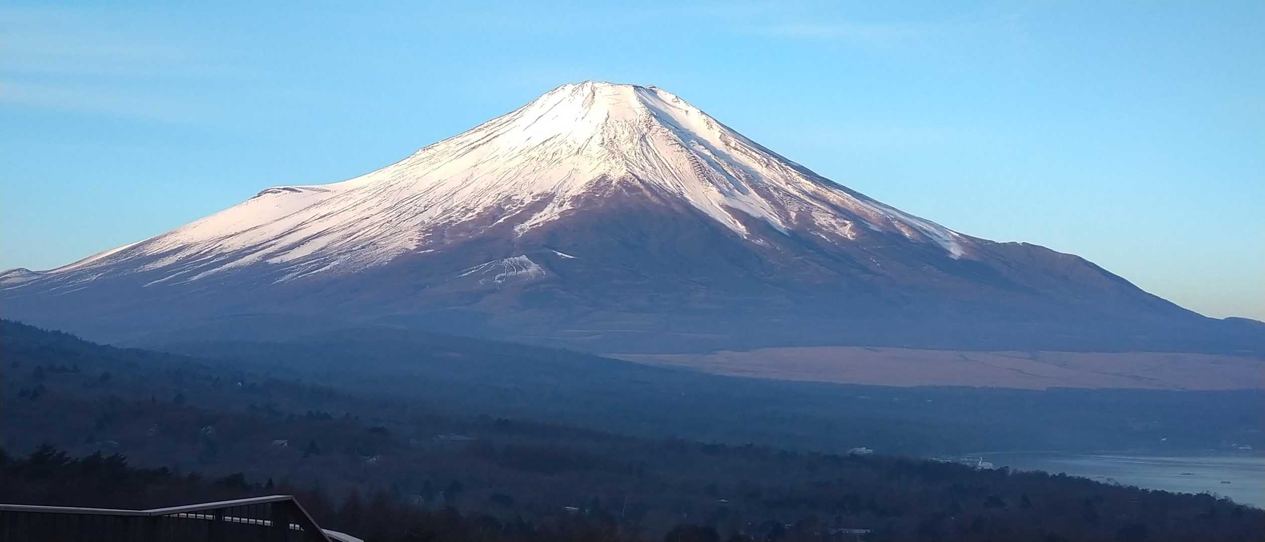 純白の雪を被った真冬の富士山。美しすぎるだろう。