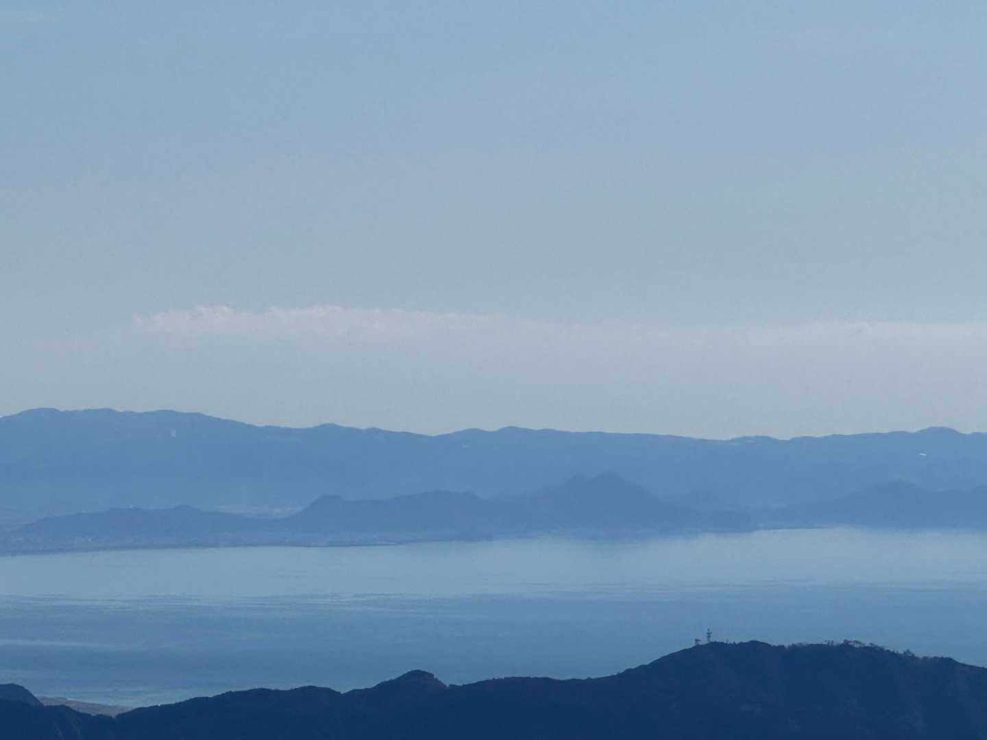 手前の低山の山々
は沼津アルプスかな…？