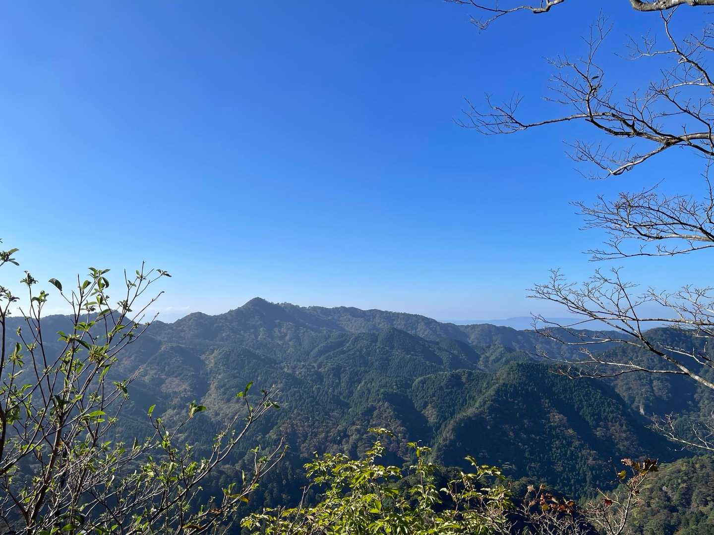 快晴で懐かしい福岡の景色に癒される🎶
お！あれは岳滅鬼山やない？
関西転勤前の最後に登った思い出の山が
見れて嬉しいんやけど😆